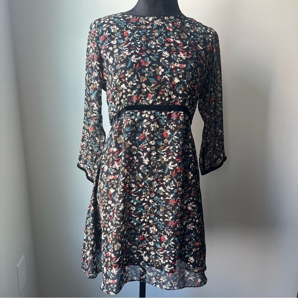 Molly Bracken Dresses & Skirts - NWT Molly Bracken Dress with 3/4 Sleeves and Crew Neck - Small